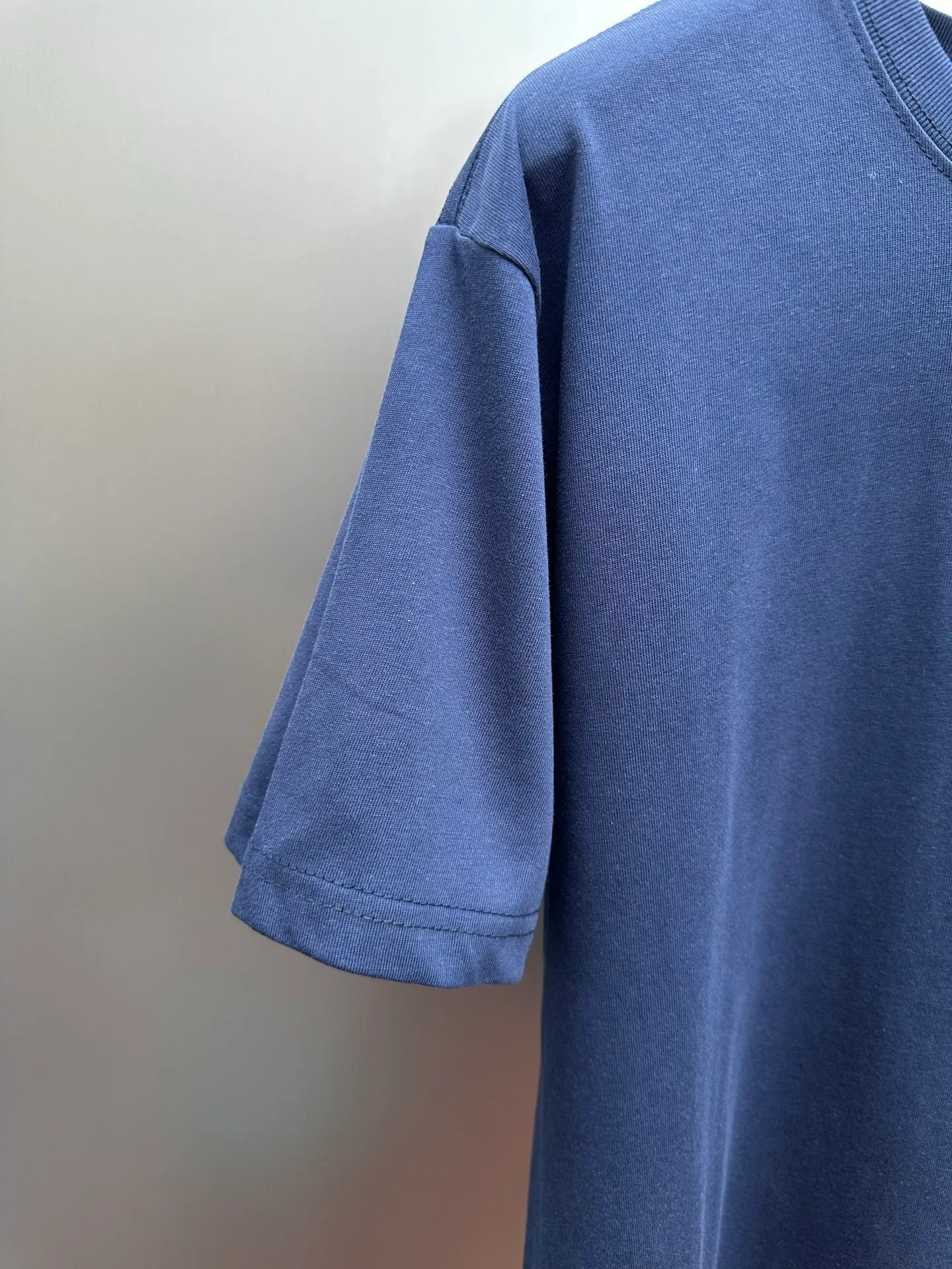 🔥P95💰LACOSTE/Crocodile Spring and Summer Classic Cotton T-shirt Four Seasons Versatile. Original factory customized 230g 100% cotton fabric, soft and skin-friendly, the fabric is solid and skin-friendly, and gently absorbs sweat. The threads are dyed in the same cylinder and there is no color difference. From the collar label to the wiring, the texture is exquisite. The CLASSIC FIT version is body-friendly, and the heavyweight pure cotton made in Peru is skin-friendly and stiff. The small crocodile embroidery is low-key and recognizable, and the embroidered labels are full of color. All brands are custom-made with molds. The details and textures are neat and shiny, and they are definitely not market currency. Original packaging bags, tags, wash marks, and post-label serial numbers are presented. The final item to start the new year, no matter whether worn alone or layered, it is a must-have item for every boy and girl's wardrobe. Color: Black, White, Navy Blue, Gray Size: S M L XL